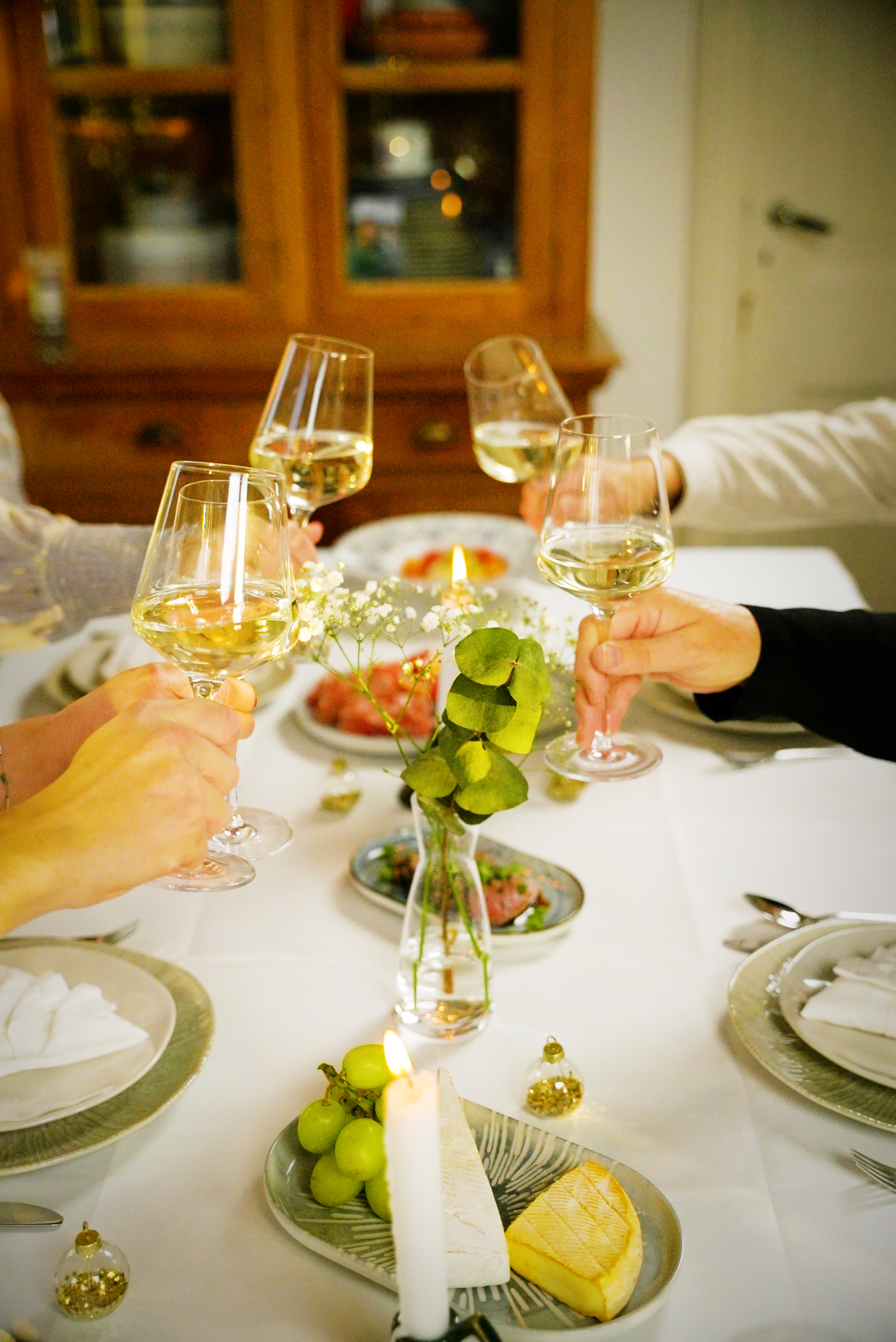 Mediterraan servies op een prachtig gedekte tafel